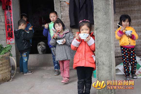 四川渠县一山村小学严重缺水 老师挑水挑到哭(图)