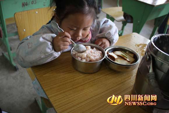 四川渠县一山村小学严重缺水 老师挑水挑到哭(图)