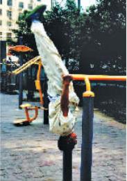 郑州79岁老人一口气翻100个单杠 惊呆年轻人