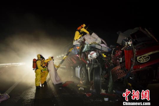 全副武装的消防在救援金华高速交警摄