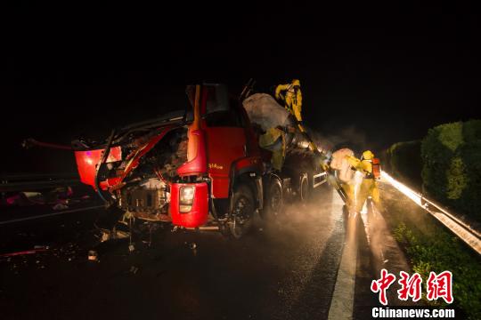 全副武装的消防官兵在救援金华高速交警摄