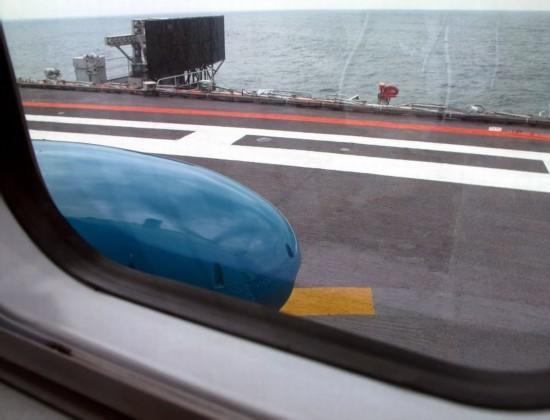 解放军神秘机型降落辽宁舰 构造奇特疑似预警机