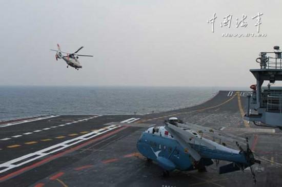 解放军神秘机型降落辽宁舰 构造奇特疑似预警机