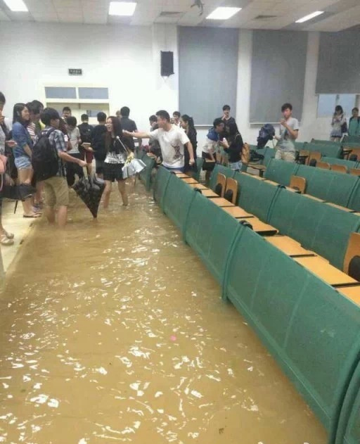 珠海暴雨后大学生在浸水教室中考试