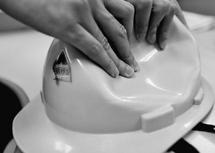 4元劣质安全帽充斥武汉工地 用手能按出坑(图)