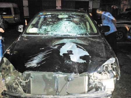 肇事车破损十分严重，已被交警扣留。刘炳芳 小刘军 摄影报道