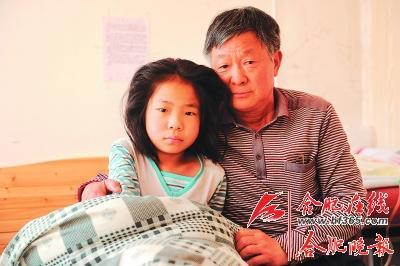 重病女孩出生即遭父母抛弃 爷爷坚持照顾