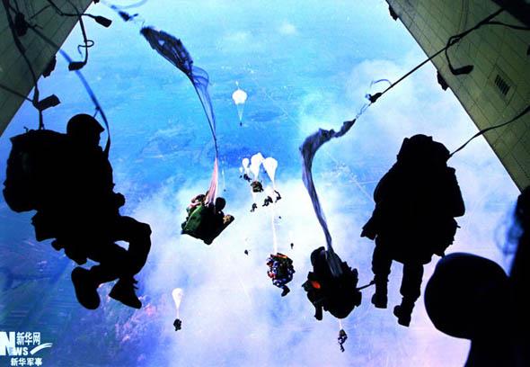 空降兵学习美军海豹 按作战需要灵活携带装备