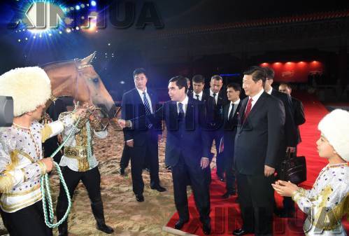 习近平接受别尔德穆哈梅多夫代表土方赠予中方的一匹汗血马。 新华社记者 刘建生 摄