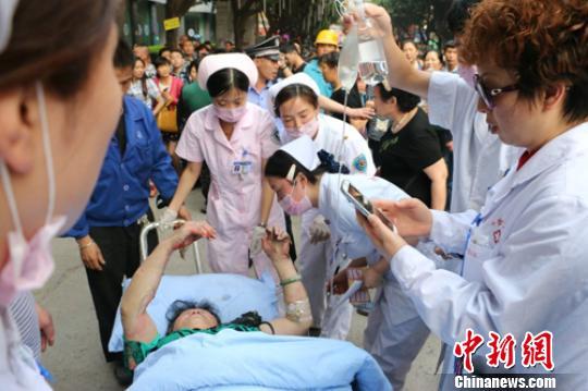 一名伤者送到医院。钟欣摄