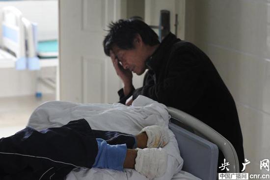 安徽定远男子没钱看病用茶杯碎片自断双脚(图)