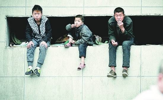 穴居男孩      新民摄