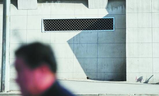 5月8日，市民经过孩子们曾经的住所。      CFP供图