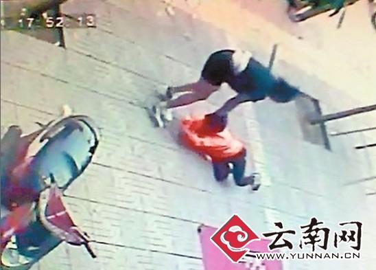  “保洁公司一名60岁的环卫工人，被一黑衣女子当街殴打。”13日晚，媒体报道了这样一则消息。昨日，晚报记者联系上提供监控视频的王先生，王先生说，他是富宁县绿化清洁服务有限公司的行政副总，被打的环卫工人是他们公司的员工潘某，而事情的起因竟是黑衣女子的小孩随地大小便，之后双方发生了口角。