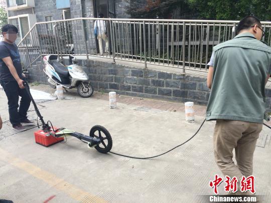 图为检测公司人员正在对该楼地裂处及附近区域进行安全检测。杨颜慈摄