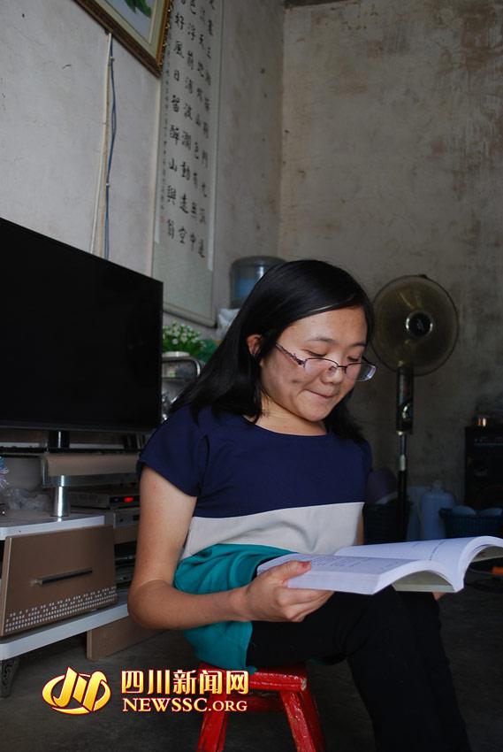 女孩患脆骨病曾骨折30多次 以板凳代步(图)