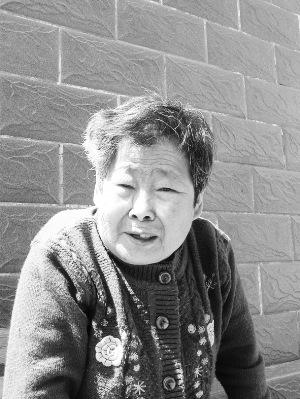 这位平凡的老人竟有如此动人的感情经历。摄影张媛