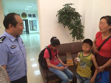 8岁的小林与家人团聚。