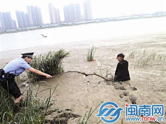 福建泉州一男子陷公园泥潭 称原打算到河边洗澡