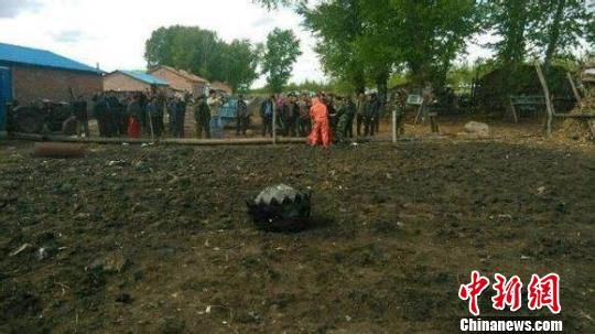 工作人员勘查现场 网友提供