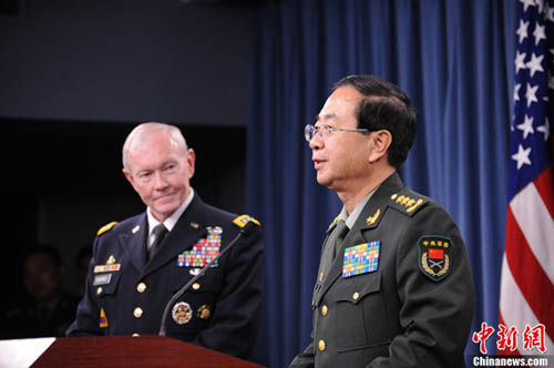 　　正在美国进行正式友好访问的中国人民解放军总参谋长房峰辉15日就东海和南海局势表示，希望美方客观认识和看待东海和南海发生的一些问题，防止让这些问题干扰和影响到中美两国和两军关系发展大局。（中新社发张蔚然摄） 