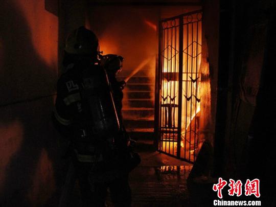 图为火灾现场。　刘津摄