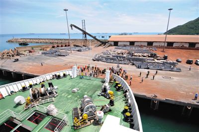 昨日上午，“五指山”号停靠在越南河静省永安港，准备接回在越南暴力事件中受冲击的中方人员。新华社记者