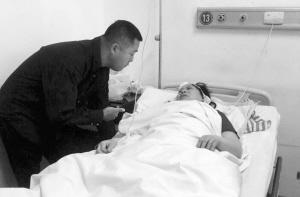 楼顶改造致铁板飞落 路过女子被削掉头皮