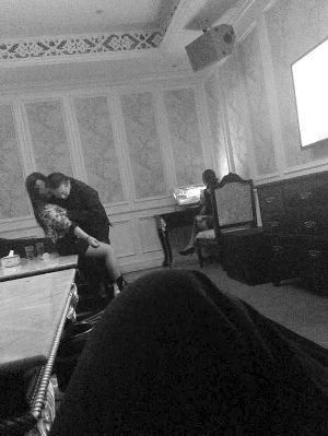 昨天，盐城建湖县一网友发帖称，该县住建局一名干部在歌厅搂抱小姐。帖子还附有几张两人搂抱在一起的照片。