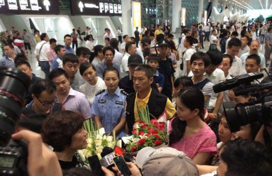 女子被拐25年 深圳机场重逢亲生母亲