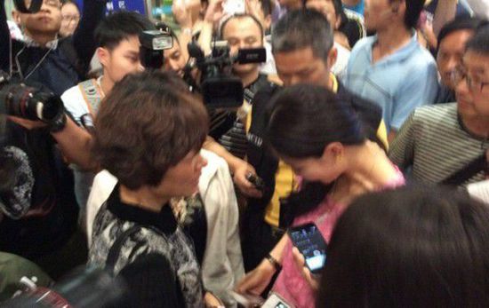 女子被拐25年 深圳机场重逢亲生母亲