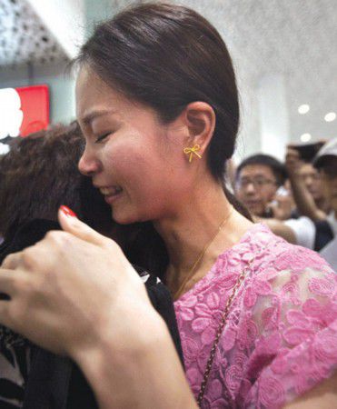女子被拐25年 深圳机场重逢亲生母亲