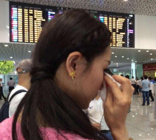 女子被拐25年 深圳机场重逢亲生母亲