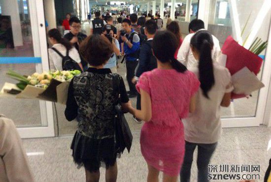 女子被拐25年 深圳机场重逢亲生母亲