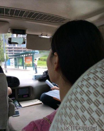 女子被拐25年 深圳机场重逢亲生母亲