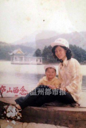 女子被拐25年 深圳机场重逢亲生母亲