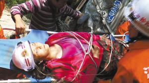 女子驾车坠崖 半瓶水坚持五天终获救（图）