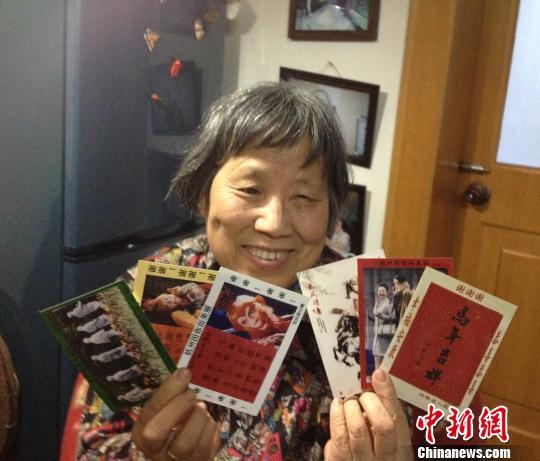 杭州八旬老人自制致谢卡送公交车让座人（图）