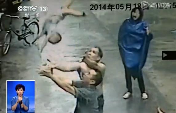 广东男子徒手接住从2楼坠落男童 监控拍下全程