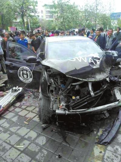 内蒙古赤峰特警车夹击醉驾车遭撞击 失控撞行人