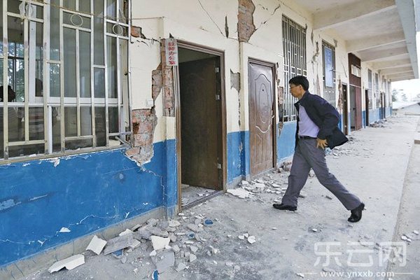 地震造成盈江县多所学校受灾。卡场镇五排小学的教学楼受损严重，已成危房。新华社供图