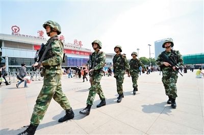 5月7日，武警重庆总队七支队的官兵在重庆龙头寺火车站广场巡逻。新华社发