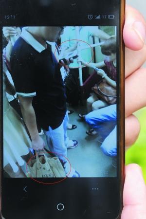 男子地铁内用针孔摄像头偷拍裙底被乘客识破