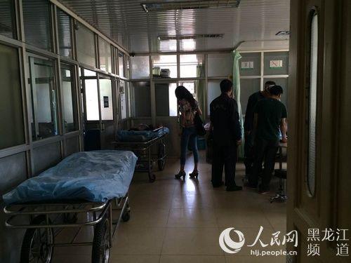 哈尔滨一建材商店地面整体塌陷 3人坠入深坑受伤