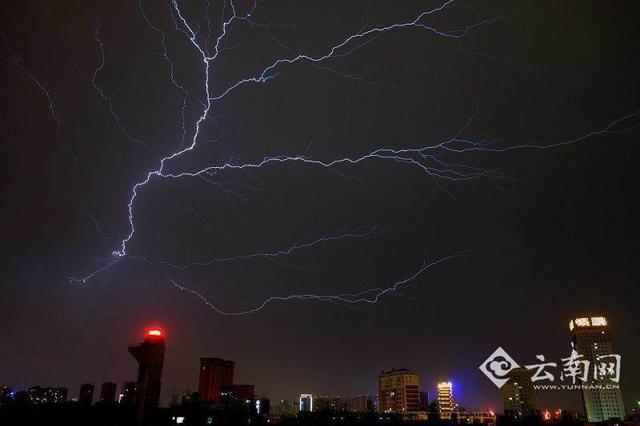 云南安宁3名清守火场战士遭遇雷电袭击牺牲