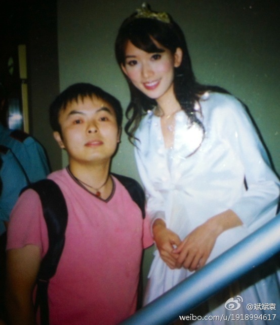 成都“粉丝帝”像做特工一样追星:半年合影200多明星