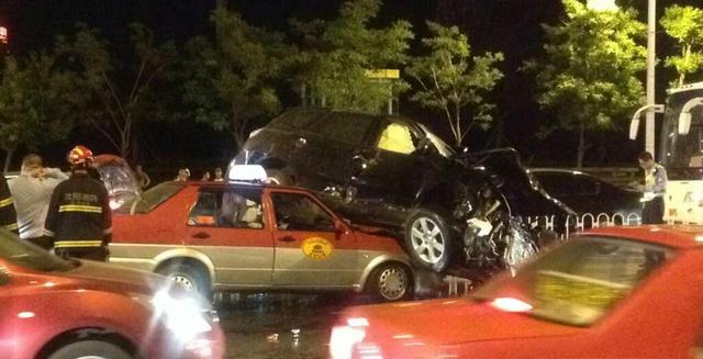 评书表演艺术家田连元遭连环车祸重伤 儿子身亡