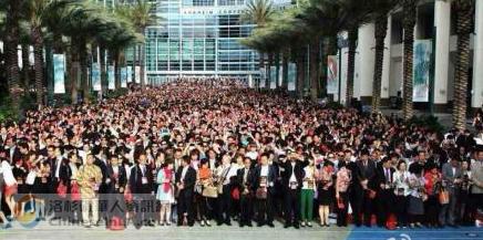 中国7000人旅行团在美国唱国歌升国旗(图)