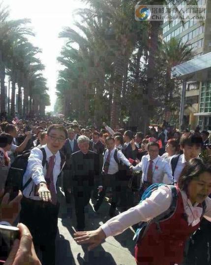 中国7000人旅行团在美国唱国歌升国旗(图)