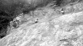 女子疑赌气爬峭壁 男友施救双双被困